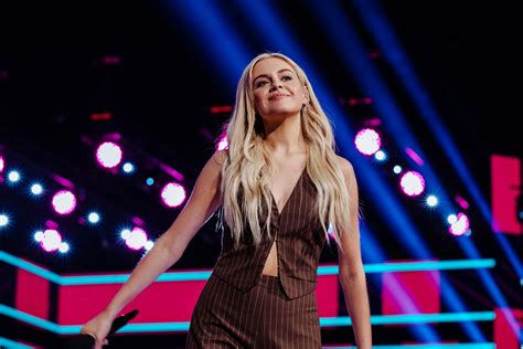 Kelsea Ballerini Hit With Object Exits Stage