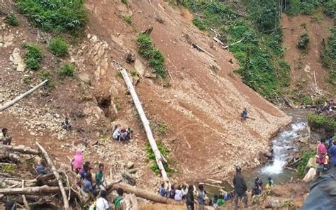 Fifteen People Feared Dead After Landslide Buries Papua New Guinea Village Nz Herald