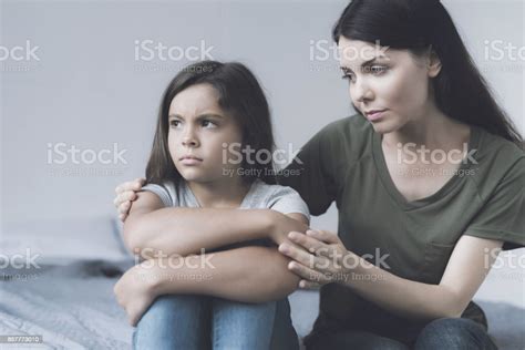 La Madre Intenta Consolar A Su Hija Que Se Sienta A Su Lado Y Parece