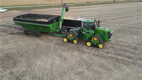 Grain Cart Unloading John Deere Combine Unloading Grain 9rx Farming