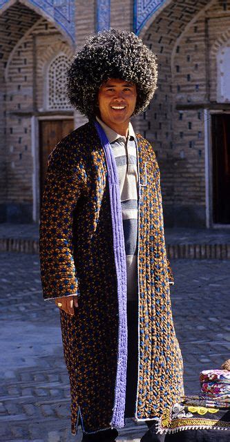Uzbekistan Khiva Man In Padded Chapan And Woollen Telpek Этническая одежда Одежда Культура