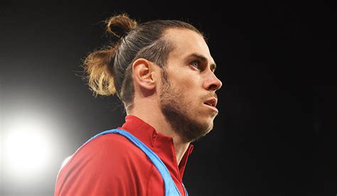 Christian charles philip bale was born in pembrokeshire, wales, uk on january 30, 1974, to english parents jennifer jenny (james) and david bale. Bale-Berater Barnett: Wales-Flagge galt Medien, nicht Real ...