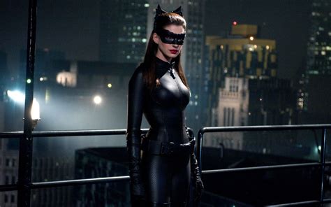 Anne Hathaway Would Like To Cameo As Catwoman In Future Dc Comics Movies