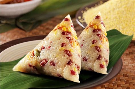 粽最初是作为端午节拜神祭祖的贡品；到了晋代时已经普及到全国各地并被正式定为端午节庆食物。 晋周处的《风土记》：仲夏端午，烹鹜角黍。 用 菰叶 （茭白叶）包 黍米 成牛角状，称角黍；用竹筒装米密封烤熟，称筒粽。 粽子有什么馅_百度知道