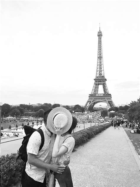 couple kissing in front of eiffel tower in paris del colaborador de stocksy daniel kim