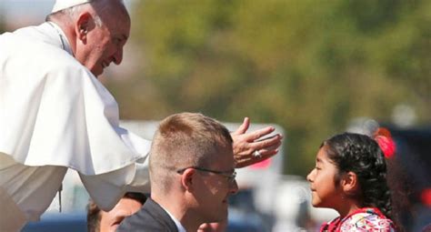 El Papa Francisco Detiene Su Marcha Para Abrazar Y Besar A