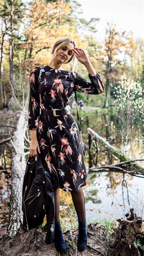 black floral midi dress as first seen on blog lilicons here black floral midi dress she is