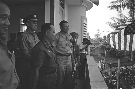 Mcnamara Nguyen Khanh General Taylor Making Speech In Vi Flickr