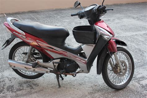 The honda wave 125i is meant to be a premium product and is not shy of showing its unique styling. Bintang Bunder: Honda 125 Wave 1st Model 07 -07