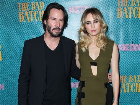 Fans Noticed That Keanu Reeves Doesnt Touch Women In Photos And People Love Him Even More