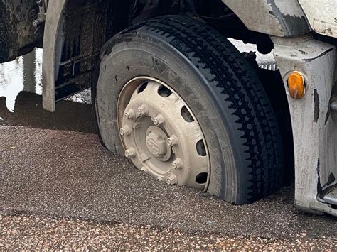 El asfalto se "tragó" la rueda de un camión en 112 y 5 bis-Mira - En