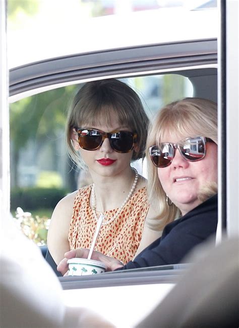 Taylor Swift Cancer News Mother Andrea Finlay Diagnosed With Deadly Disease Celeb Dirty Laundry