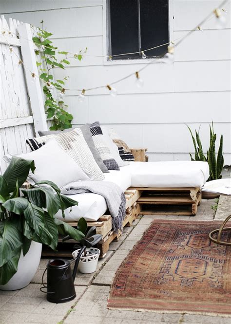 Try this easier diy pallet sofa idea to add a beautiful couch to your living room; DIY Pallet Couch » The Merrythought