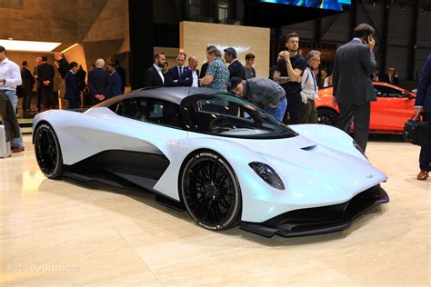 Csúszik Az új James Bond Film és Ezzel Együtt Az Aston Martin Valhalla Bemutatója Is Autóstart