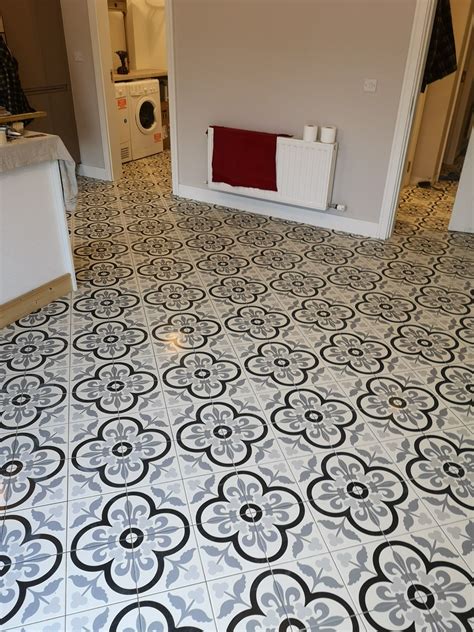 Diagonal Patterned Tile Kitchen In 2020 Kitchen Tiles Flooring