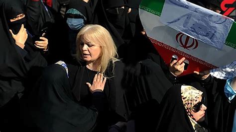 واقعیت تصاویر جنجالی زن بی حجاب مو طلایی در راهپیمایی ۱۳ آبان گریه زن محجبه کنار خیابان و