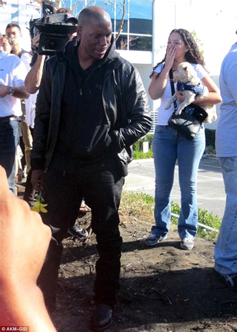 Paul Walker S Fast And Furious Co Star Tyrese Gibson Pictured In Tears At Crash Scene Daily