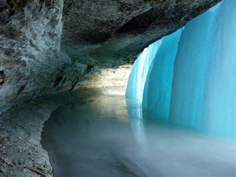 Behind Minnehahas Frozen Falls ~ Kuriositas