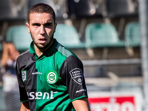 Schoorvoetend gaf de zanger aan tafel bij beau toe dat hij gek op haar is. Guida all'Eredivisie 2017/18 - Groningen - Calcio Olandese