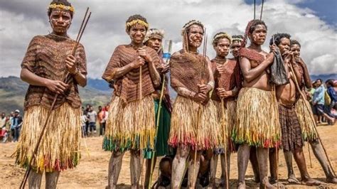 Filosofi noken papua yaitu tas tradisional masyarakat papua yang dibawa dengan cara unik. 5 Aturan Pakaian Adat Papua dan Filosofi di Baliknya