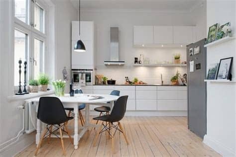 Nada frío y muy luminoso. Cocinas blancas y negras. Cocinas blancas modernas.
