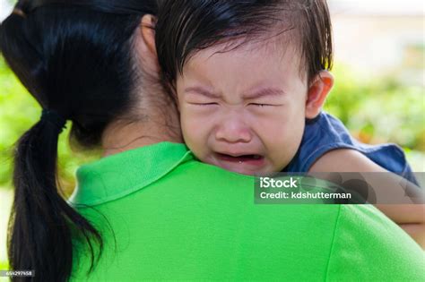 Madre Cargando Y Consolando A Su Hija Hija Llorando Foto De Stock Y Más