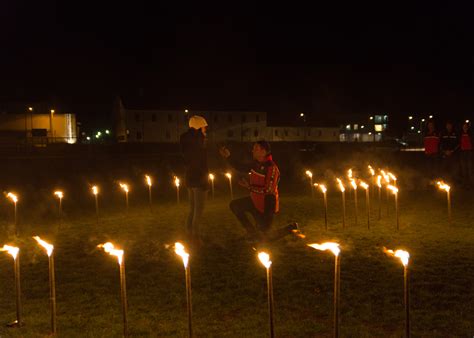 Wir haben um die romantischsten und kreativsten anträge gebeten und waren begeistert, wieviele. Romantischer Heiratsantrag am Fußballplatz - Perg