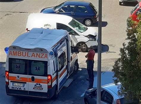 Reggio Calabria Incidente In Via Itria Auto Si Capovolge E Finisce In