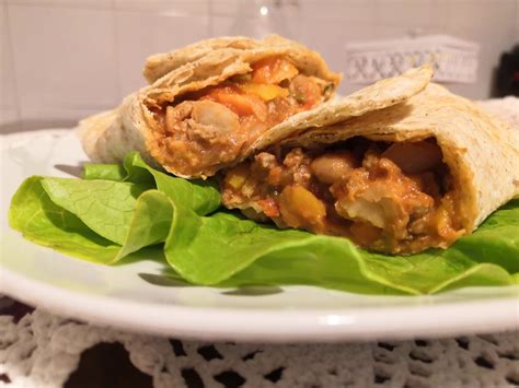 I burritos sono degli involtini di tortillas di frumento, farciti con carne macinata di manzo marinata con succo di lime (o di limone), rosolata ed insaporita da salse e spezie tipiche di tacos e fajitas. BURRITOS DI CARNE E VERDURA - In cucina con Chiara