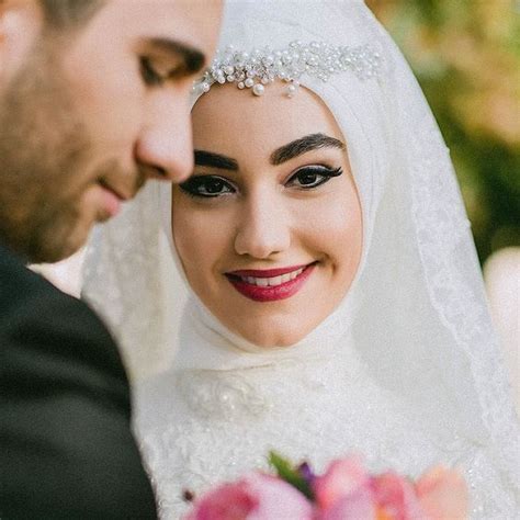 العروستان تبحثان عن ماكياج عروس رائع وعن تسريحة خاصة لهما. صور عريس وعروس , اجمل صور عريس وعروسه جديده - محجبات