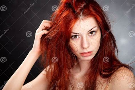 Beau Femme Avec Le Cheveu Et Les Taches De Rousseur Rouges Image Stock