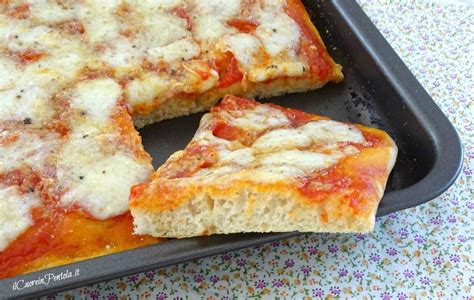 Niente paura con questa ricetta pizza nella teglia super semplice, veloce e gustosissima per fare la pizza in teglia al taglio in casa. Pizza fatta in casa - Ricetta pizza fatta in casa in ...