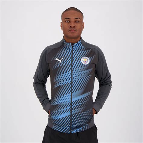Diese statistik zeigt, welche rückkennummern des vereins man city in der geschichte schon vergeben waren und an welche spieler. Puma Manchester City Stadium League Jacket - FutFanatics