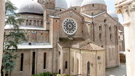 Su un colle di uno dei paesaggi più belli dell'umbria, dove il verde e la tranquillità restano le caratteristiche principali, sorge la casa del pellegrino di collevalenza (pg) in una unità e continuità architettonica e spirituale con il santuario dell'amore misericordioso. Hotel Casa del Pellegrino 3* - Padova, Italia