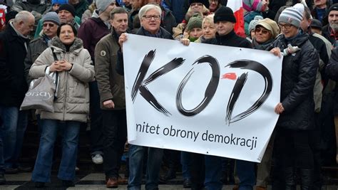 Patriota i jeden z ostatnich wiernych. Prof. Kieżun: KOD jest finansowany z zewnątrz » Kresy