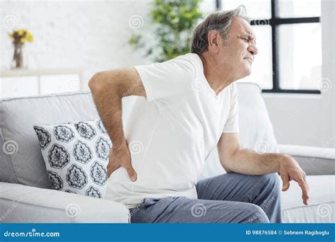 Viejo Hombre Con Dolor De Espalda Foto De Archivo Imagen De Persona
