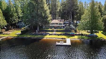 2532 sq ft of light, bright, and open. Lake Limerick Waterfront Homes (Local Waterfront Specialists)