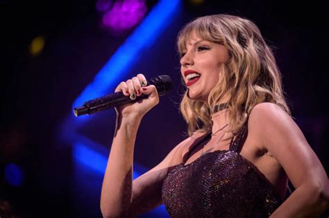 Taylor Swifts Heartwarming Gesture Shines During Los Angeles Live Show