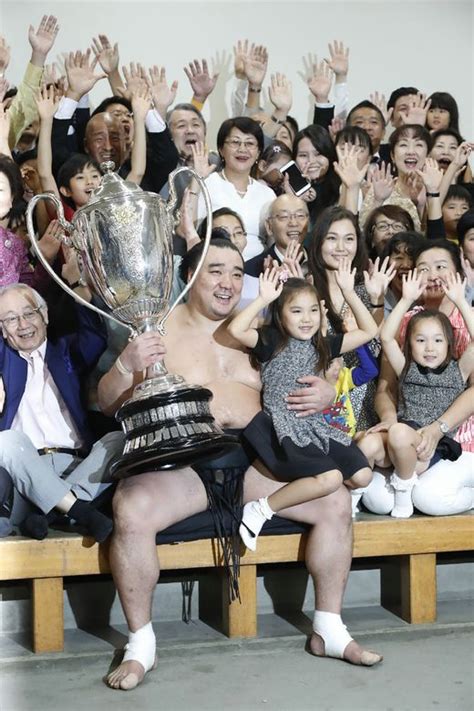 Sumo Champion Harumafuji Tritt Nach Prügel Skandal Zurück Der Spiegel
