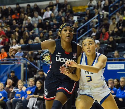 UConn Women S Basketball Rolls To Win At Aaliyah Edwards Homecoming