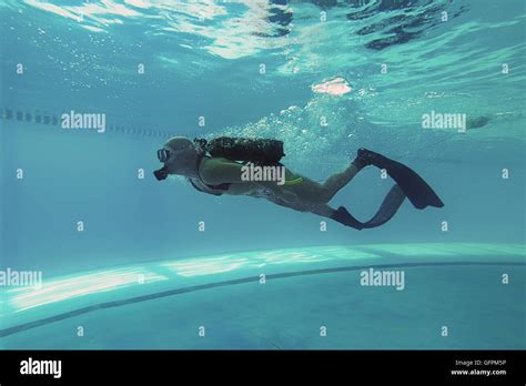 Diver In Swimming Pool Scuba Dive Swimming Pool Underwater Underwater Diver Learning To Scuba