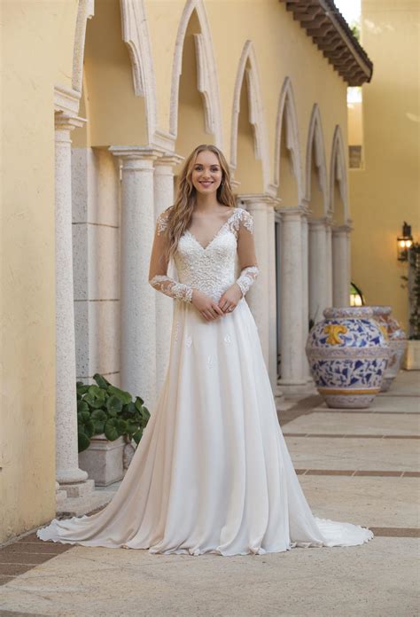 Mit den neusten kollektion von brautmoden. Weißes Langarm-Brautkleid mit V-Ausschnitt von Sincerity ...