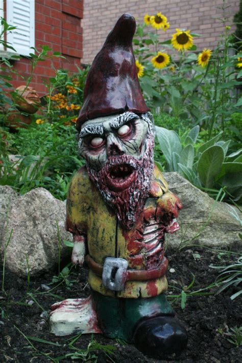 Sind sie als käufer mit der lieferdauer. Zombie Garden Gnomes Are a Perfect Way To Keep Everyone ...