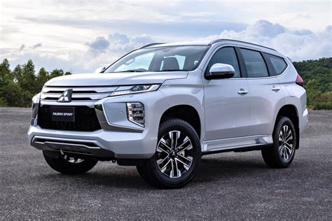 2020 mitsubishi pajero sport debuts with updated design new tech carscoops