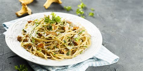 Se come me amate la variante con funghi e salsiccia, ecco una ricetta semplice e veloce per poter realizzare un sugo. La boscaiola, in tre varianti: con il sugo, con i piselli ...