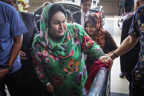 Birthday, bio, family, parents, age, biography, born (date of birth) and all information about rosmah rosmah binti mansor, december 10, 1951, kuala pilah, negeri sembilan, federation of malaya (now malaysia). Rosmah Arrives In Court With Wheelchair & Accompanied By ...
