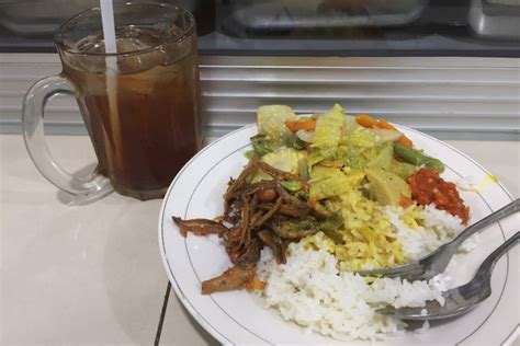 Nasi goreng rumahan dengan citarasa yang enak, gurih akan tetapi dalam pembuatannya simpel dan juga praktis dapat anda hadirkan di tengah keluarga anda. Gambar Nasi Rawon ,Minum Es Campur / Bubur Ayam Dan Rawon ...