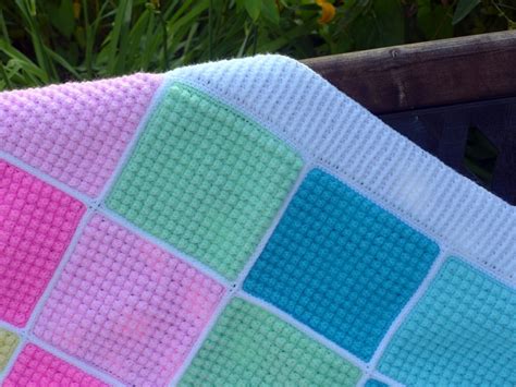 Häkelanleitung schwarze decke simply häkeln 0515. Häkelanleitung "Mosaik-Decke aus Vierecken" - Fotos und ...