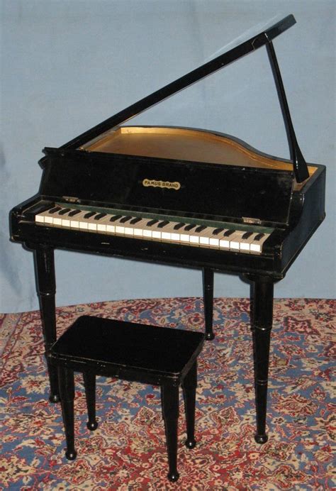 VINTAGE COLLECTIBLE 'FAMUS BRAND' CHILDS TOY BABY GRAND PIANO 41 KEYS