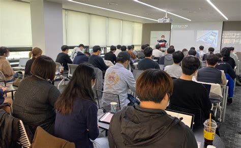 문피아 아카데미 판타지 클래스는 프로 작가를 꿈꾸는 예비 작가와 신인 작가를 위한 입문용 강의다. 문피아 아카데미, 예비 웹소설 작가를 위한 판타지 클래스 5기 ...